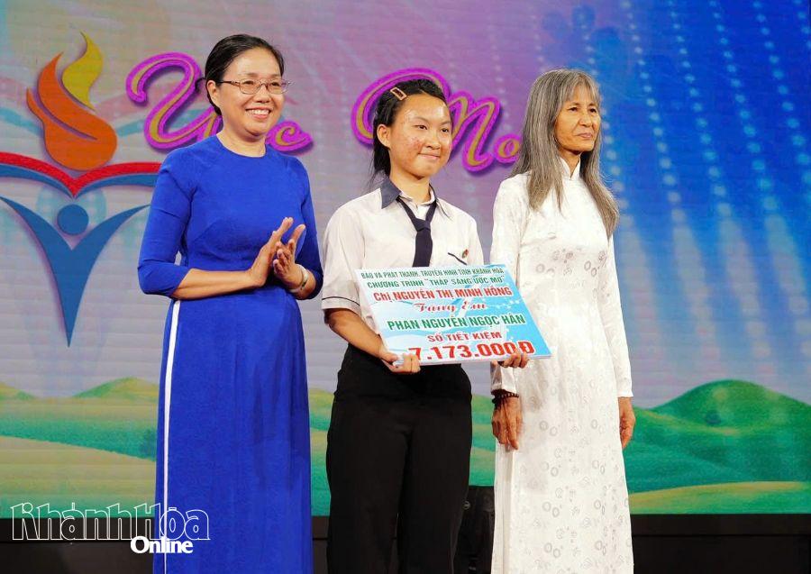 Các nhà tài trợ tặng học bổng cho em Phan Nguyễn Ngọc Hân – Trường THPT Tôn Đức Thắng, xã Xuân Hải, Thủ khoa Kỳ thi tốt nghiệp THPT năm 2026 của tỉnh Khánh Hòa.