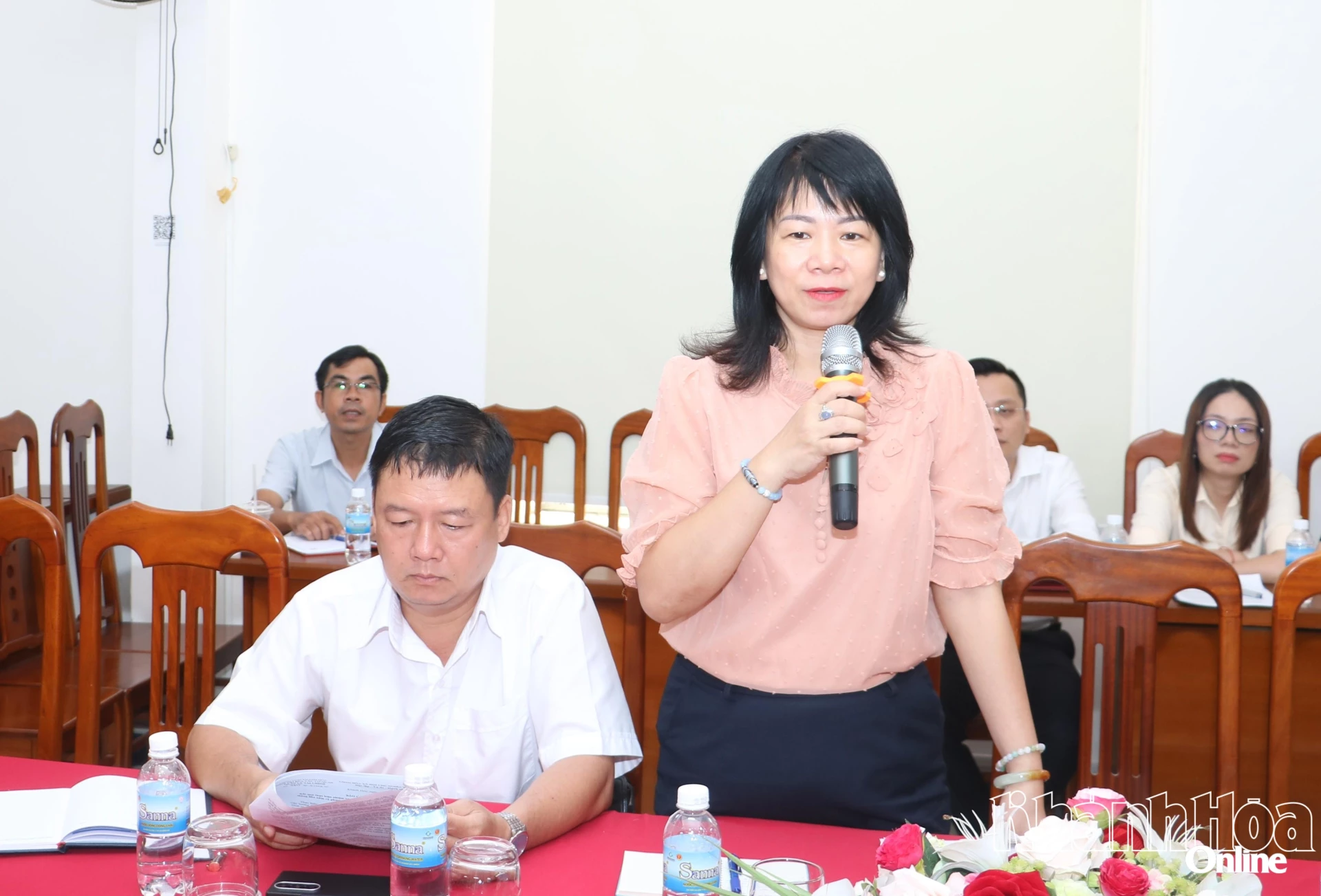 Các thành viên dự họp phát biểu.