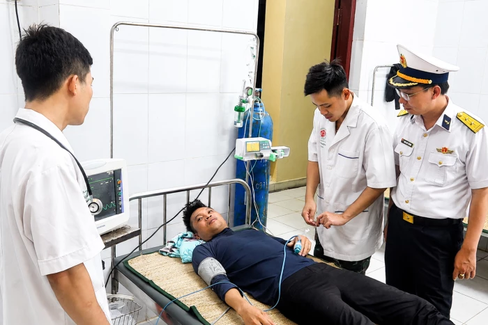 Bệnh xá đảo Song Tử Tây cấp cứu ngư dân bị xuất huyết tiêu hóa trên biển
