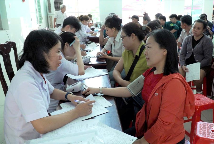 Các y, bác sĩ Trung tâm Huyết học - Truyền máu tỉnh khám sàng lọc trước khi hiến máu.