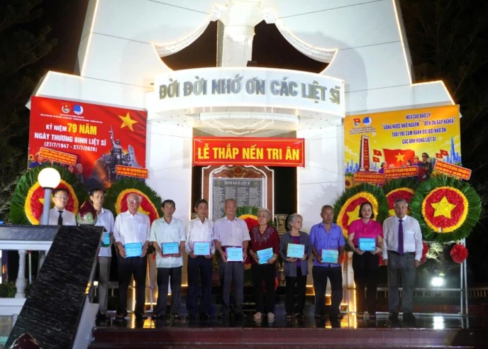 Lễ thắp nến tri ân các anh hùng liệt sĩ tại Nghĩa trang liệt sĩ Cam Ranh