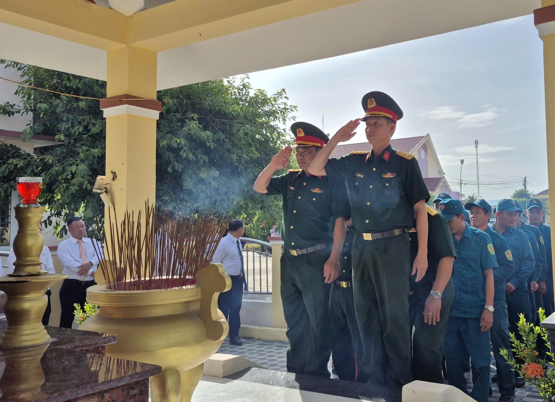 Cán bộ chiến sĩ các đơn vị quân đội đóng chân trên địa bàn dâng hương.