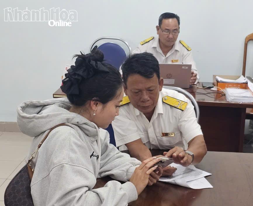 Cán bộ Thuế cơ sở 1 hướng dẫn người dân cài đặt ứng dụng eTax Mobile.