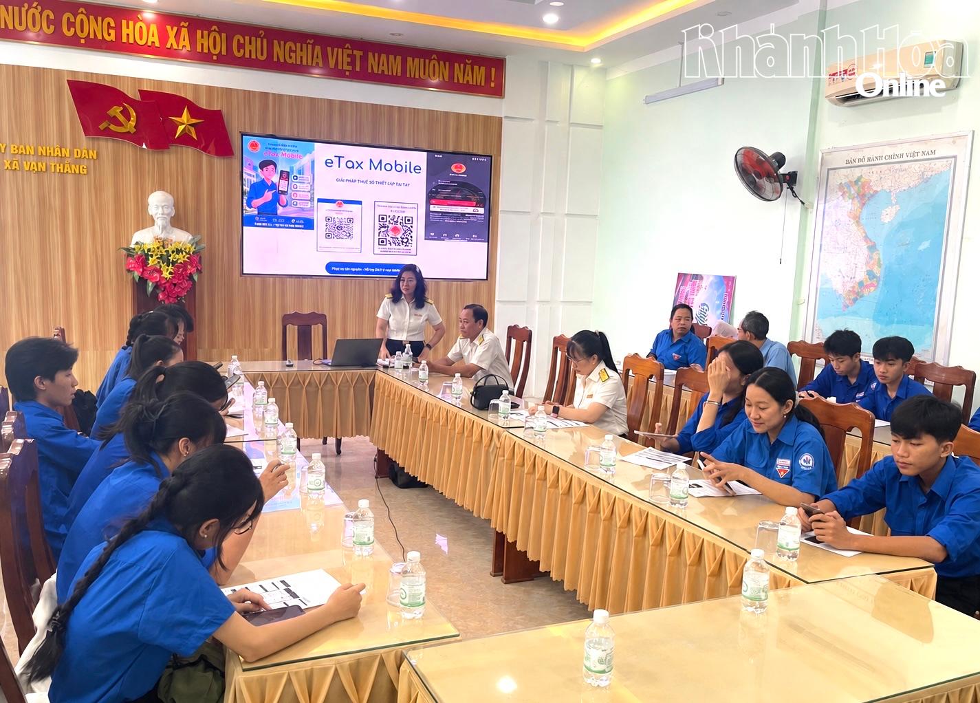 Cán bộ thuế tập huấn hướng dẫn việc cài đặt và sử dụng ứng dụng eTax Mobile cho đoàn viên, thanh niên.