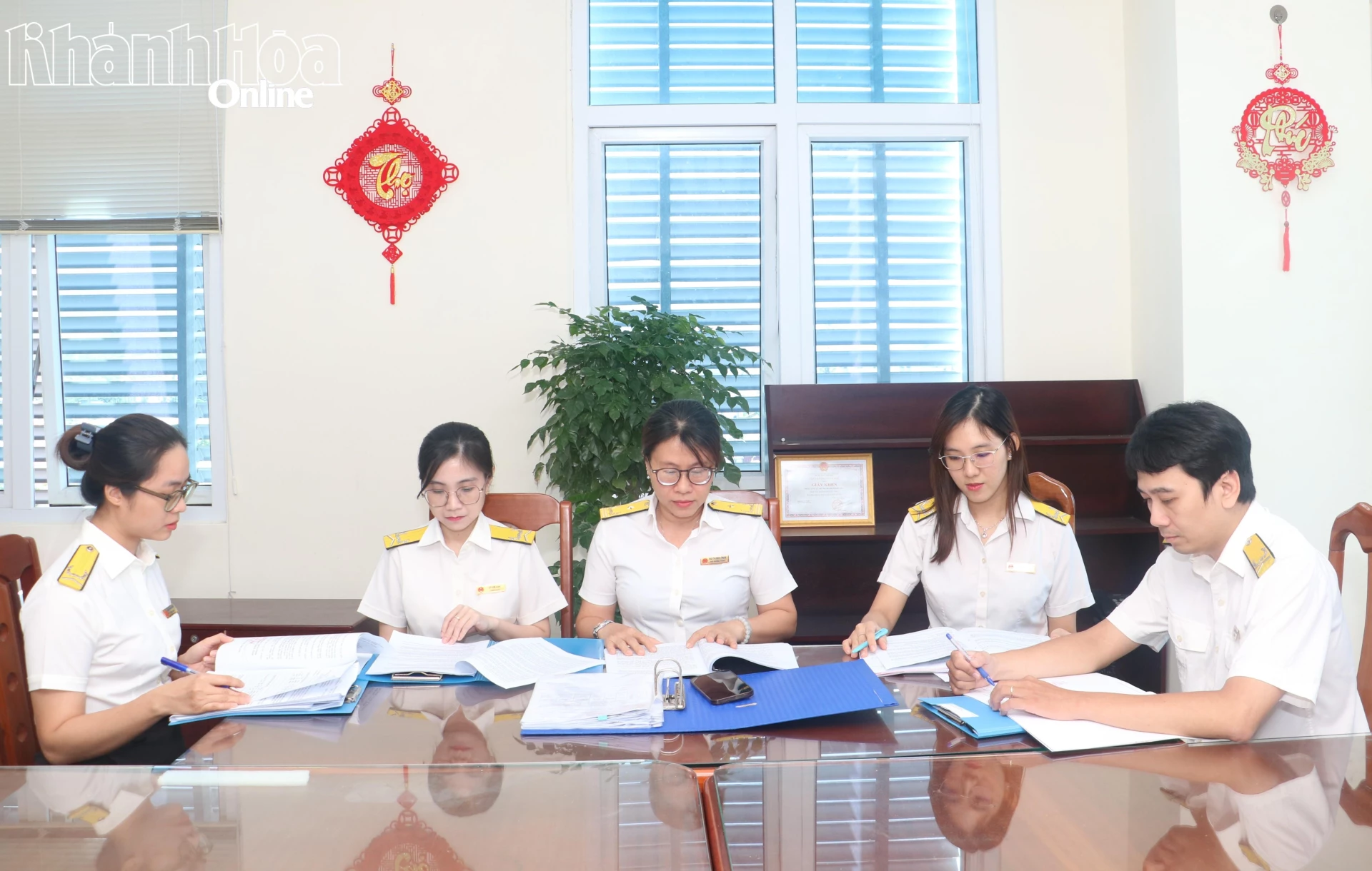 Cán bộ Thuế tỉnh rà soát hồ sơ người nộp thuế đã ngừng hoạt động nhưng chưa chấm dứt hiệu lực mã số thuế.