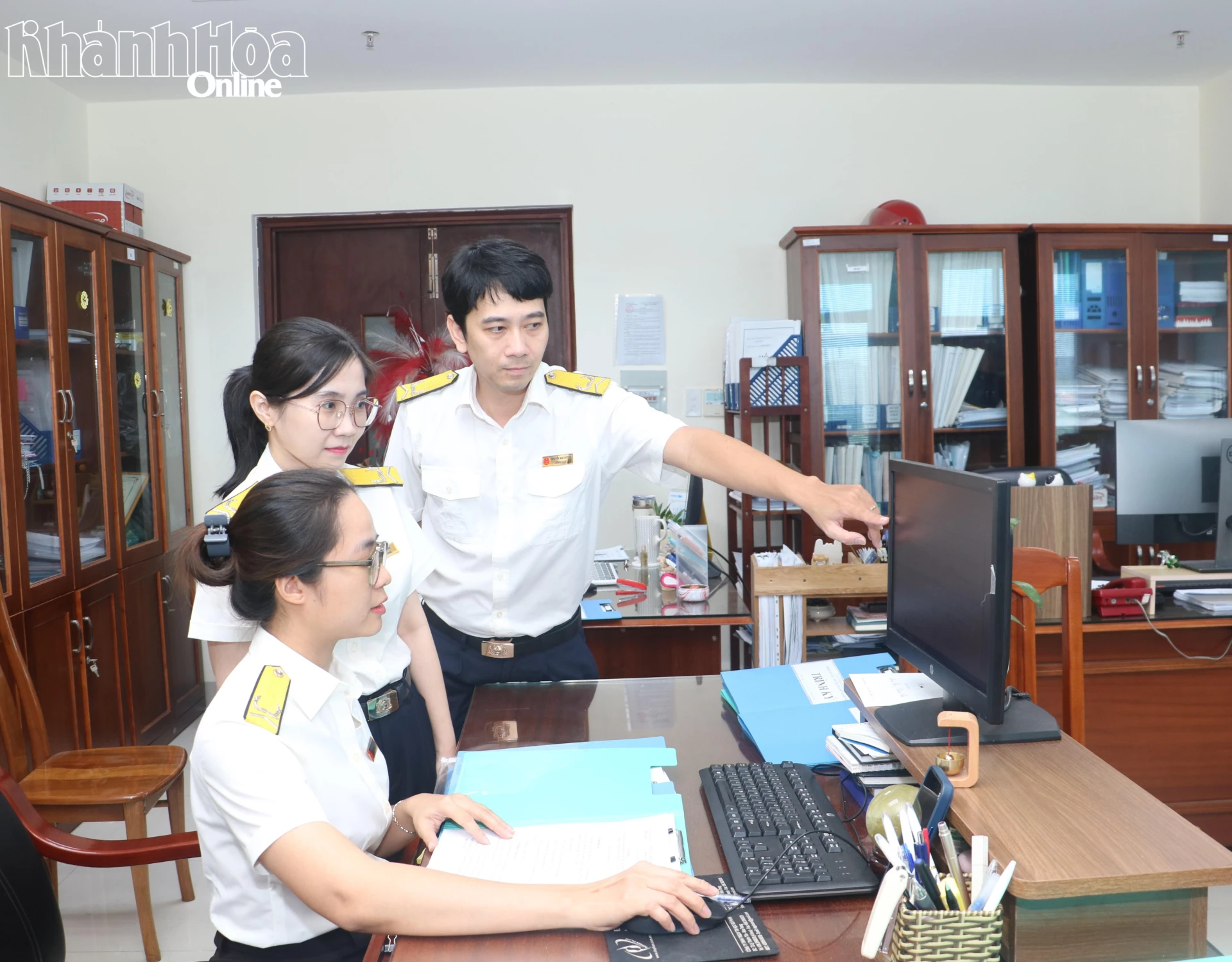 Cán bộ Thuế tỉnh rà soát hồ sơ điện tử người nộp thuế đã ngừng hoạt động nhưng chưa chấm dứt hiệu lực mã số thuế.