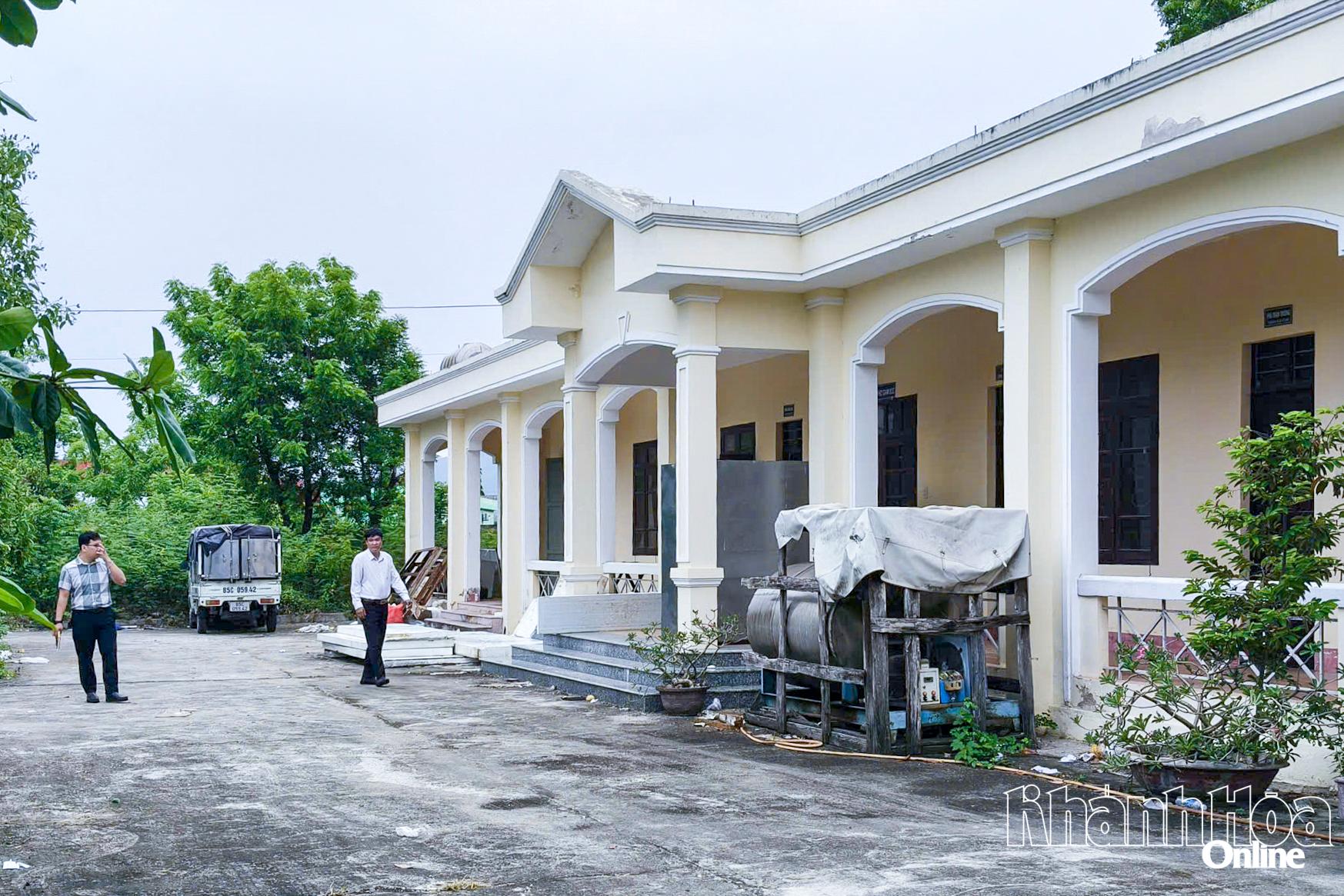 Khu nhà điều hành của trạm khá đìu hiu.
