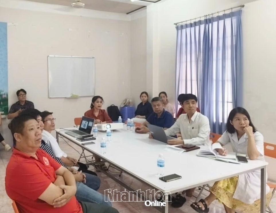 Cán bộ y tế của Trung tâm Huyết học - Truyền máu Khánh Hòa tham gia buổi sinh hoạt.