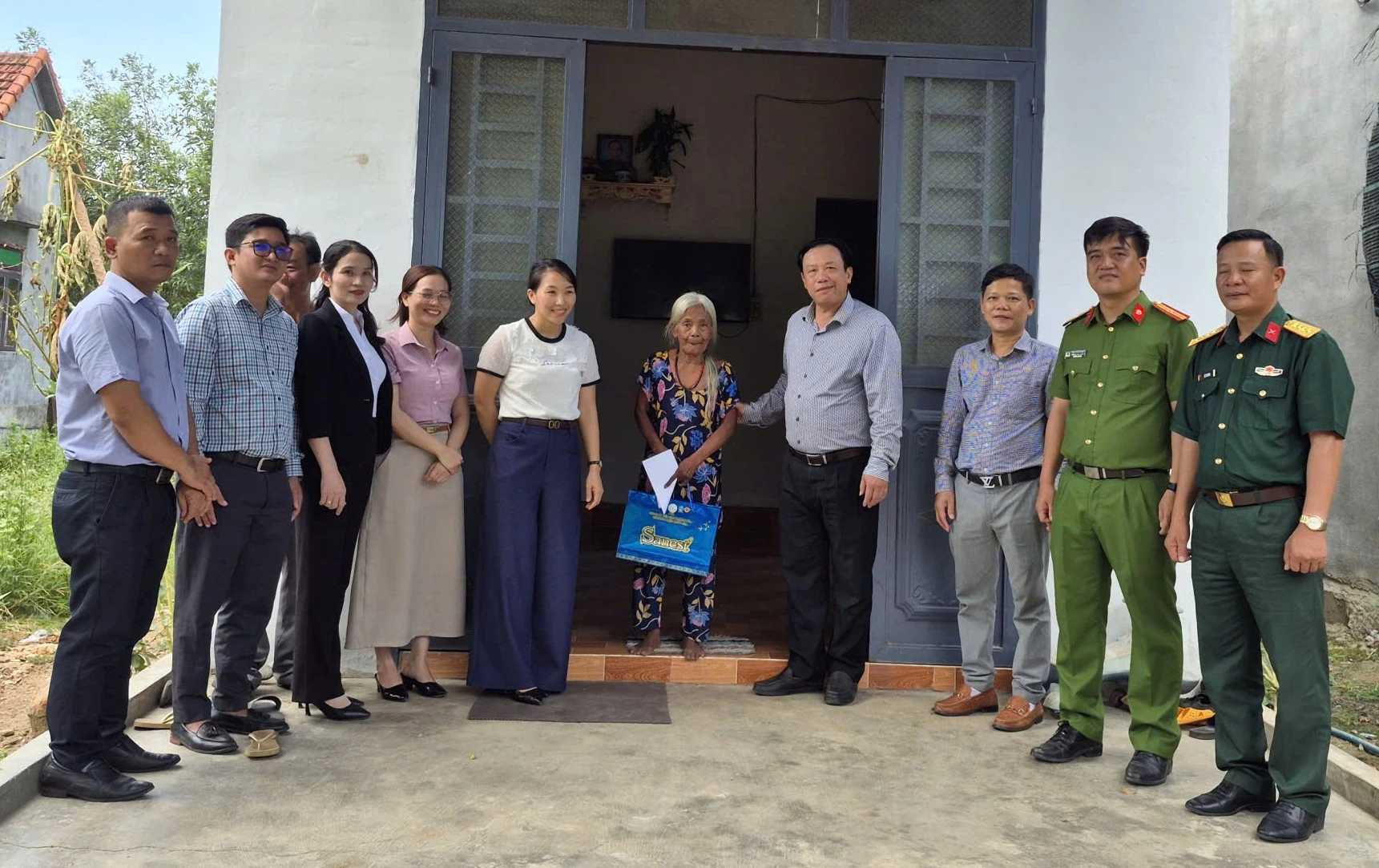 Lãnh đạo xã trao quà cho bà Cao Thị A Lân.