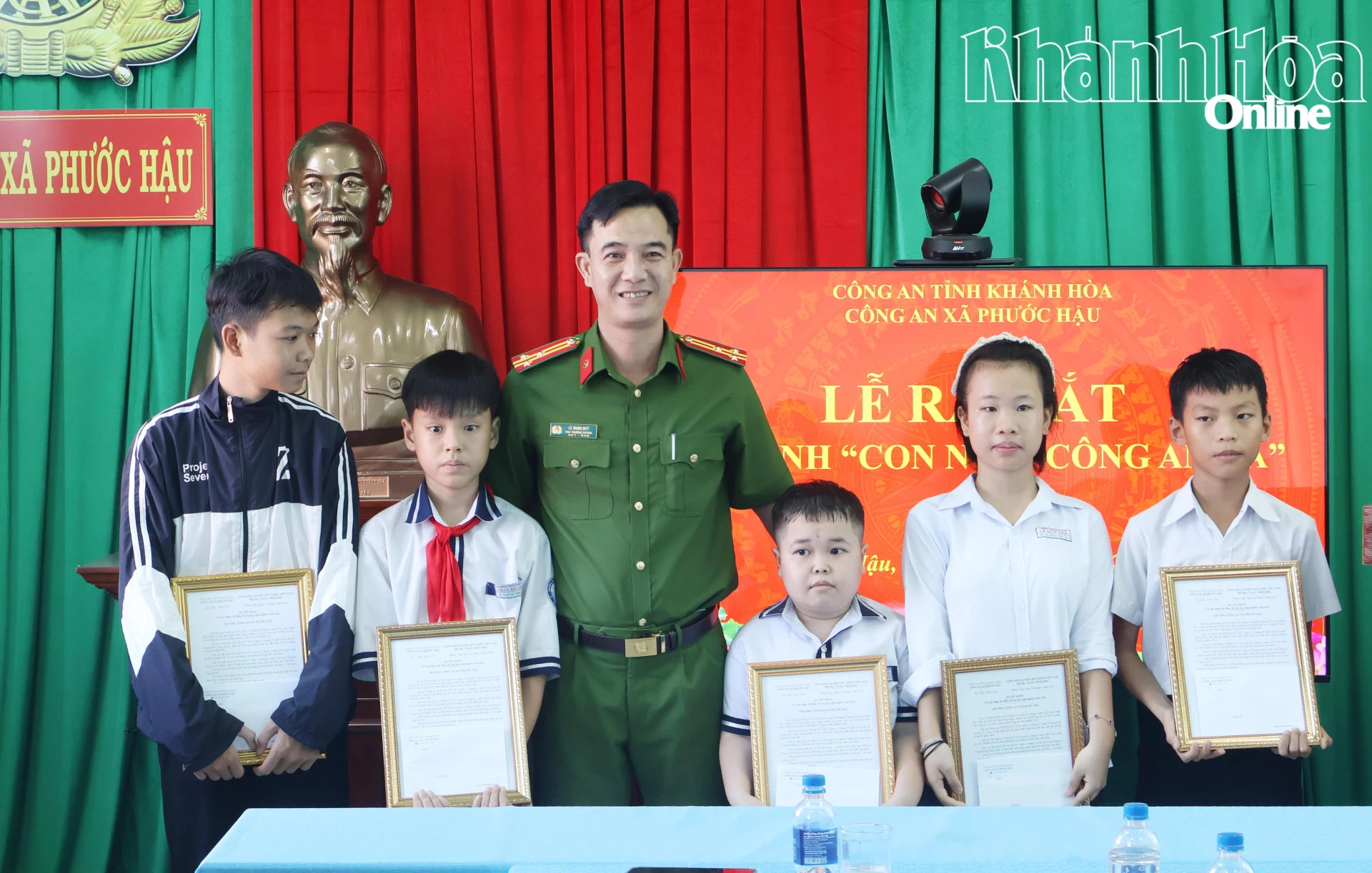 Lãnh đạo Công an xã Phước Hậu trao quyết định về việc nhận đỡ đầu, hỗ trợ học sinh nghèo vượt khó cho các học sinh.