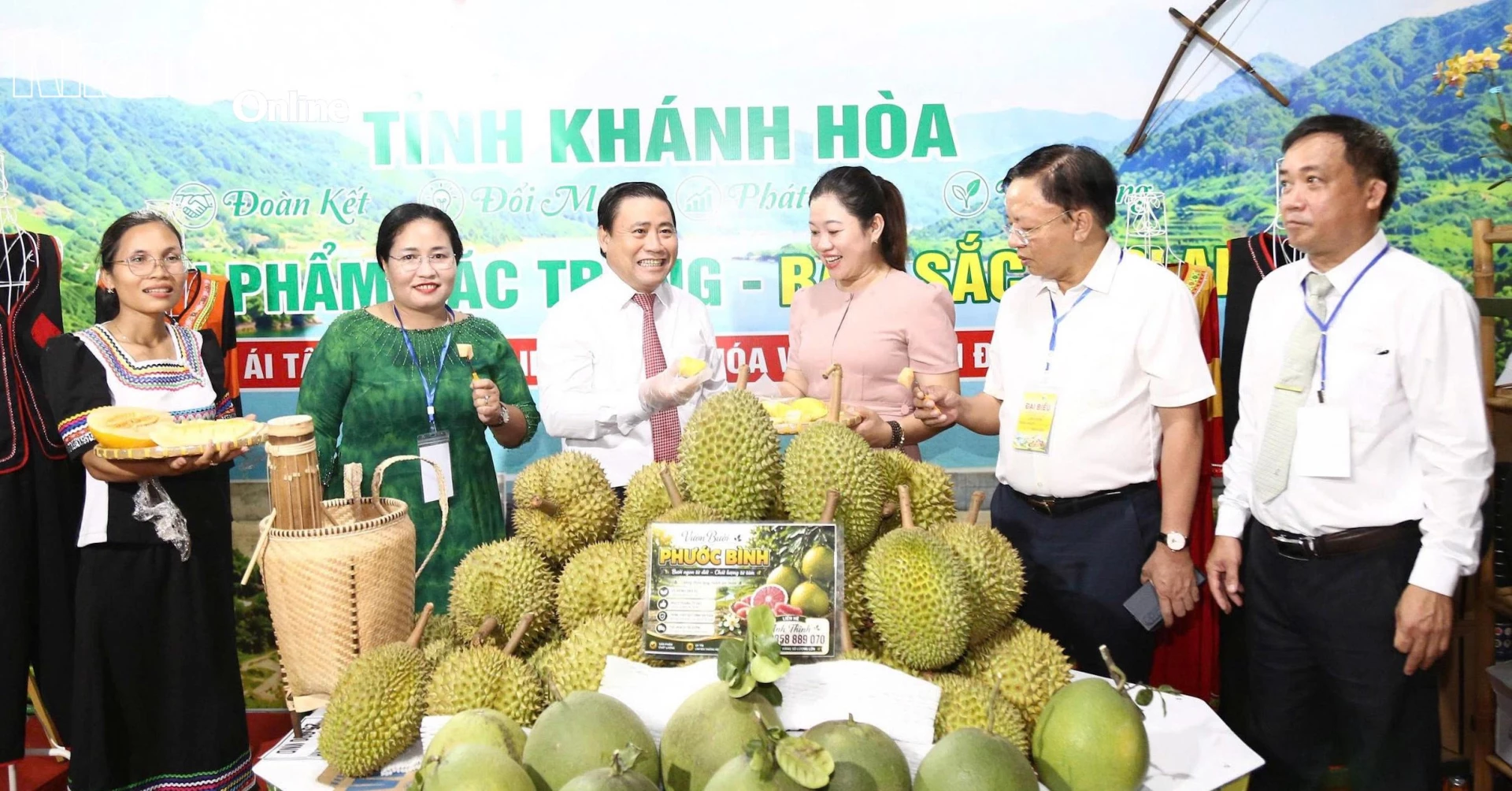 Đồng chí Lâm Đông cùng các đại biểu tham quan các gian hàng giới thiệu trái cây, nông sản, sản phẩm OCOP và ẩm thực đặc trưng của xã Lâm Sơn.
