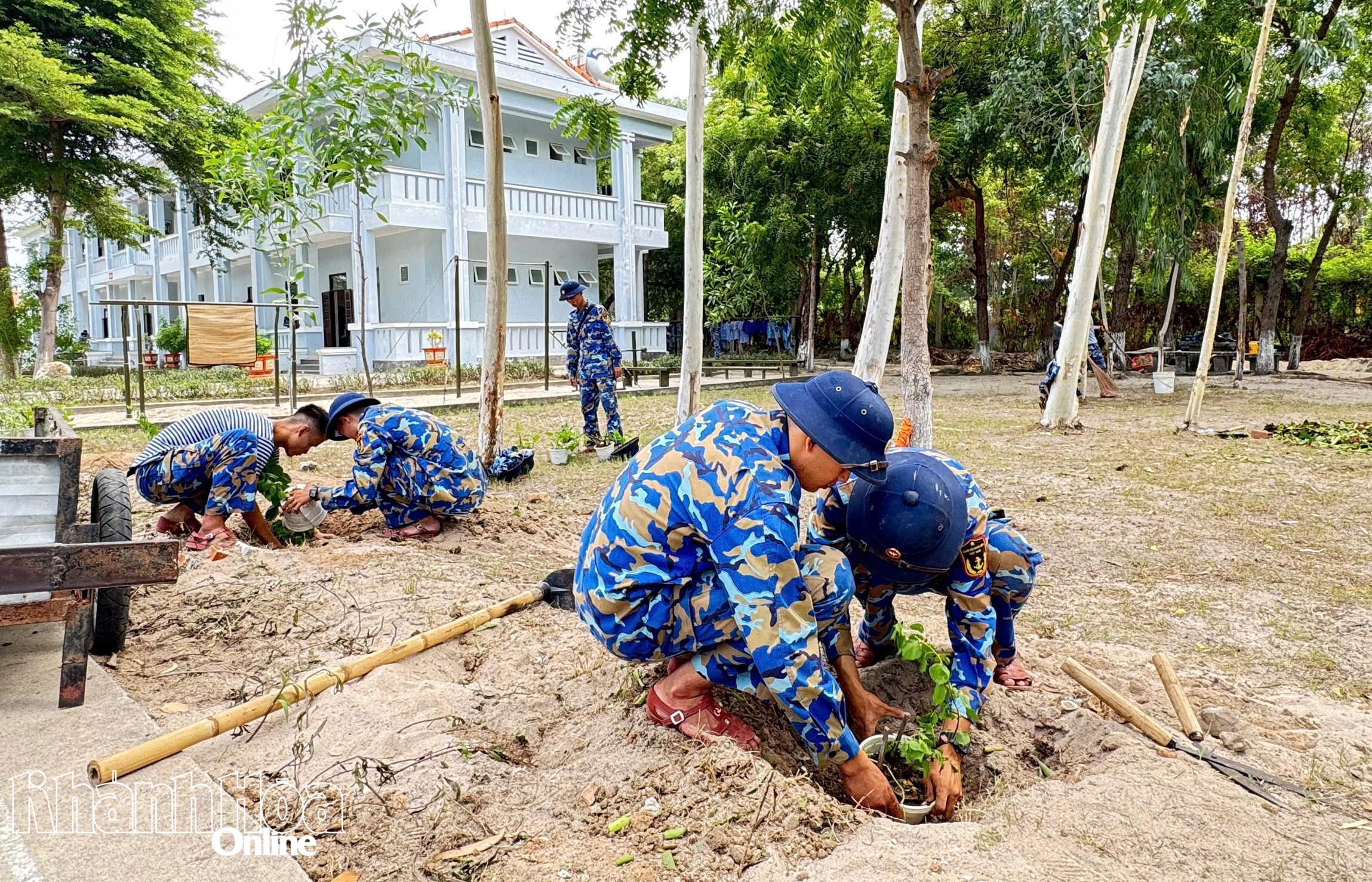 Đoàn viên thanh niên trồng cây xanh tại khuôn viên các cơ quan, đơn vị.
