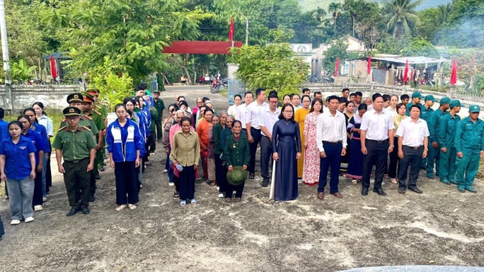 Xã Công Hải tổ chức dâng hương viếng 2 đài tưởng niệm liệt sĩ của xã