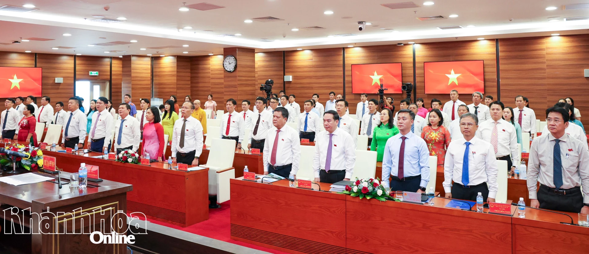 Các đại biểu thực hiện nghi lễ chào cờ bế mạc kỳ họp.