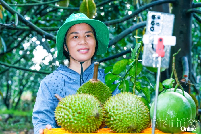 Nữ nông dân vùng cao mang “vườn nhà” lên mạng