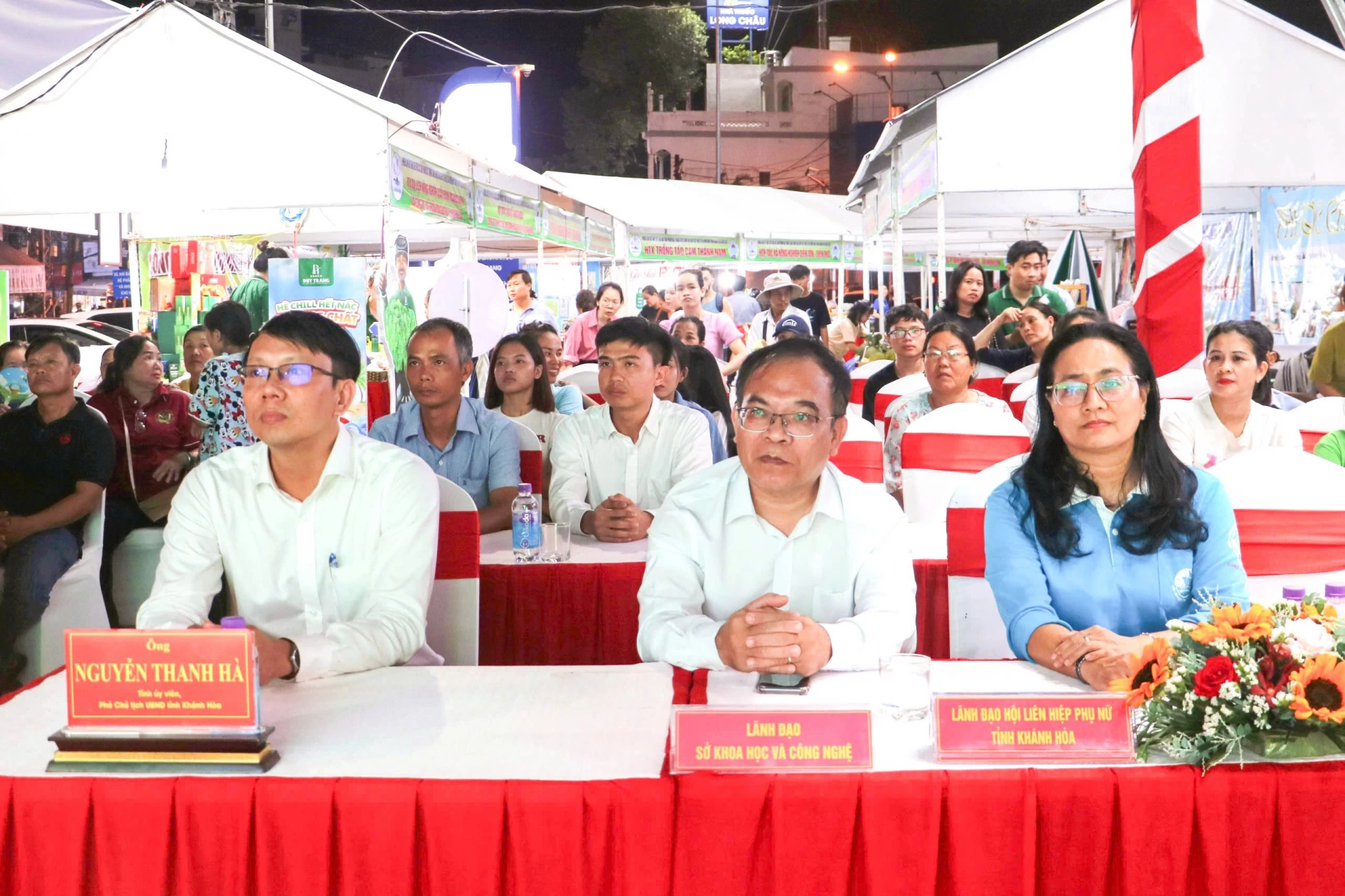 Các đại biểu tham dự khai mạc phiên chợ.