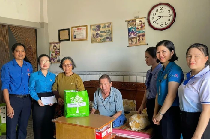Công đoàn phường Cam Ranh thăm, tặng quà các gia đình chính sách 