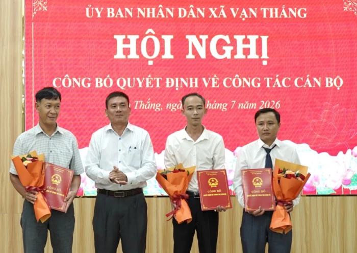 Xã Vạn Thắng công bố các quyết định về công tác cán bộ