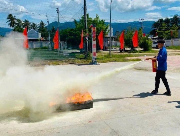 Tập huấn kỹ năng phòng cháy, chữa cháy cho hơn 200 người tại xã Vạn Thắng