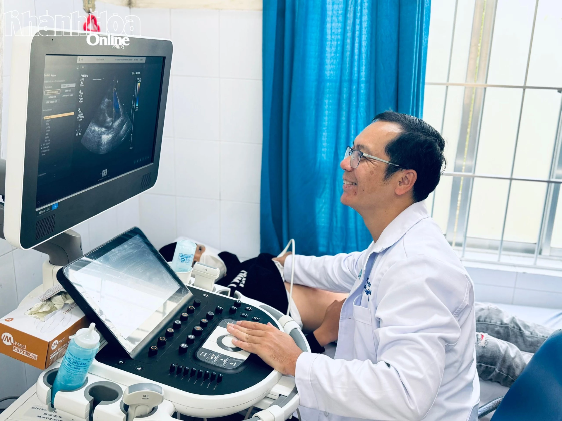 Trẻ được siêu âm tầm soát các bệnh tim bẩm sinh.