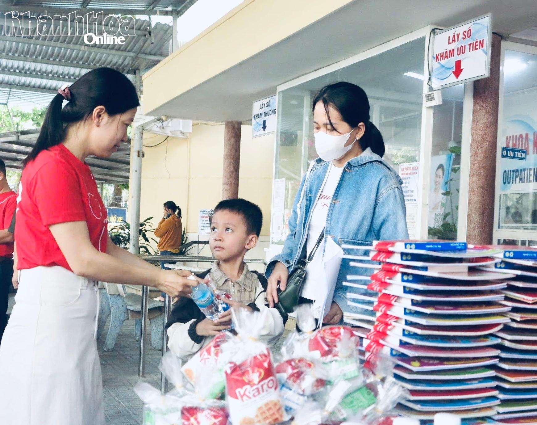 Khi đến khám trẻ được nhận phần quà từ chương trình.