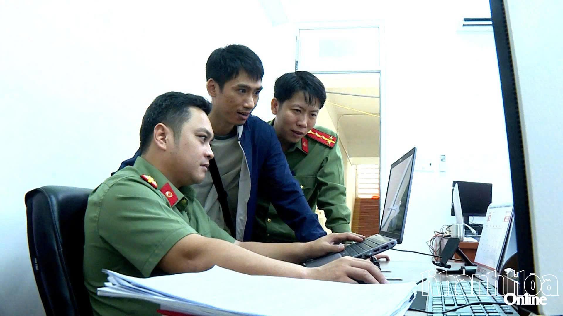 Lực lượng Công an tỉnh lần theo dấu vết tội phạm công nghệ cao trên không gian mạng.