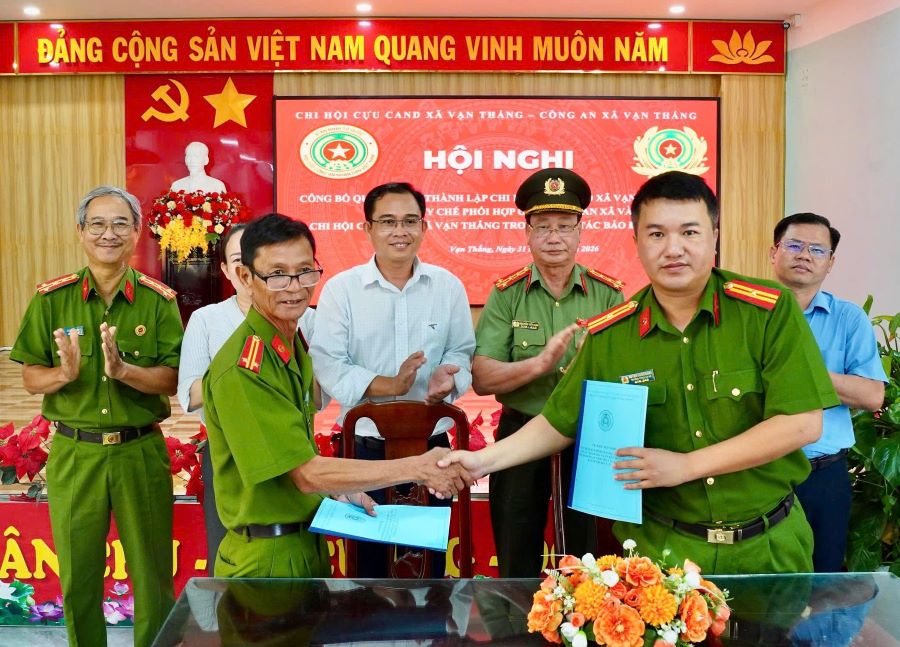 Công an xã Vạn Thắng và Chi hội Cựu CAND xã ký kết quy chế phối hợp đảm bảo ATTT