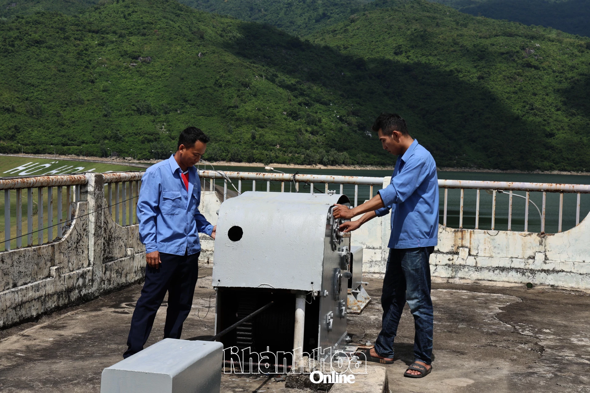 Công nhân bảo dưỡng thiết bị vận hành hồ Hoa Sơn.