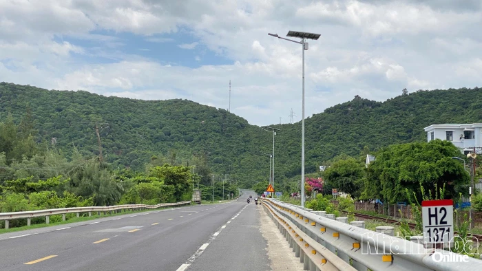 Lắp đặt hệ thống chiếu sáng trên đèo Cổ Mã