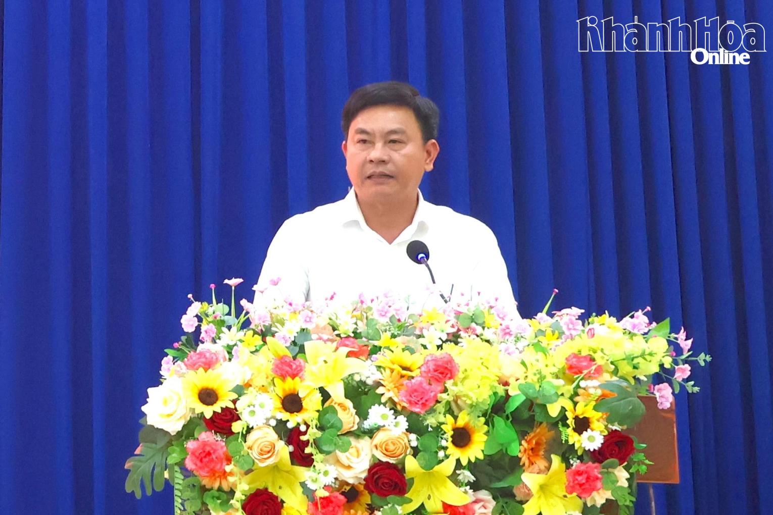 Chủ tịch UBND xã Cam Lâm Huỳnh Uy Viễn đại diện cho địa phương phát biểu.