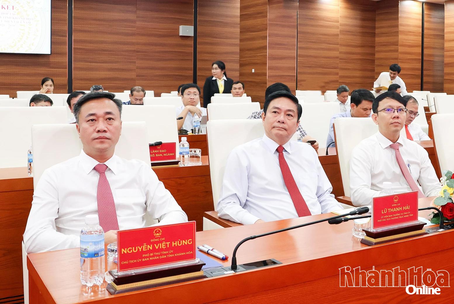 Chủ tịch UBND tỉnh Nguyễn Việt Hùng cùng các đồng chí lãnh đạo tỉnh tham dự buổi lễ.
