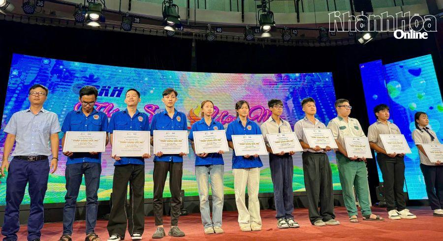 Lãnh đạo Công ty CP Đầu tư khu công nghiệp Hoàng Thành Du Long tài trợ chương trình và tặng học bổng cho các em học sinh, sinh viên.