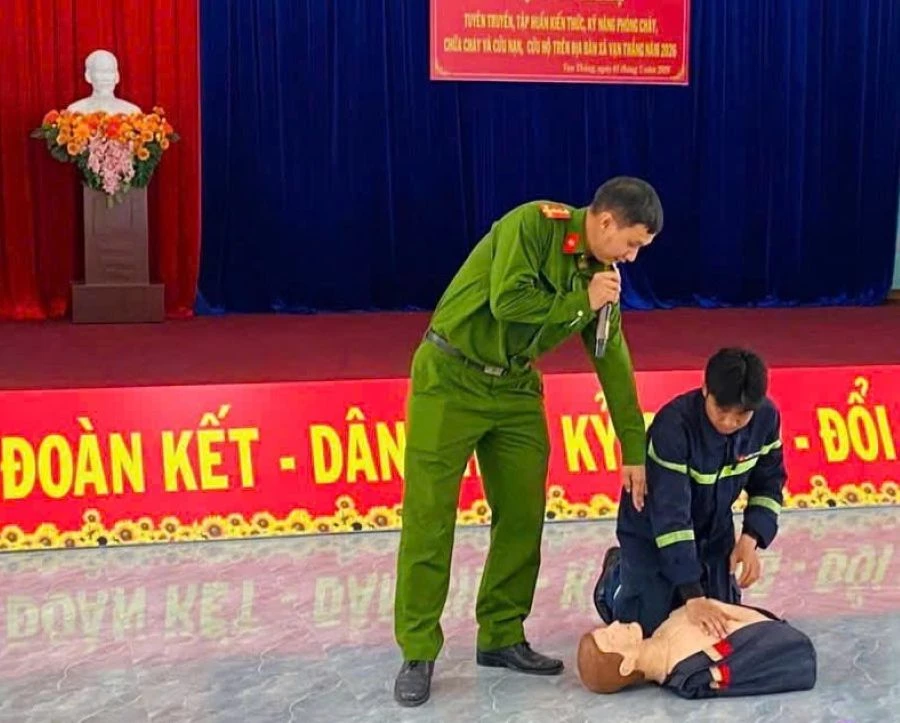 Đội chữa cháy và cứu nạn cứu hộ khu vực 3 Công an tỉnh hướng dẫn cách sơ cứu người bị nạn khi ngạt nước