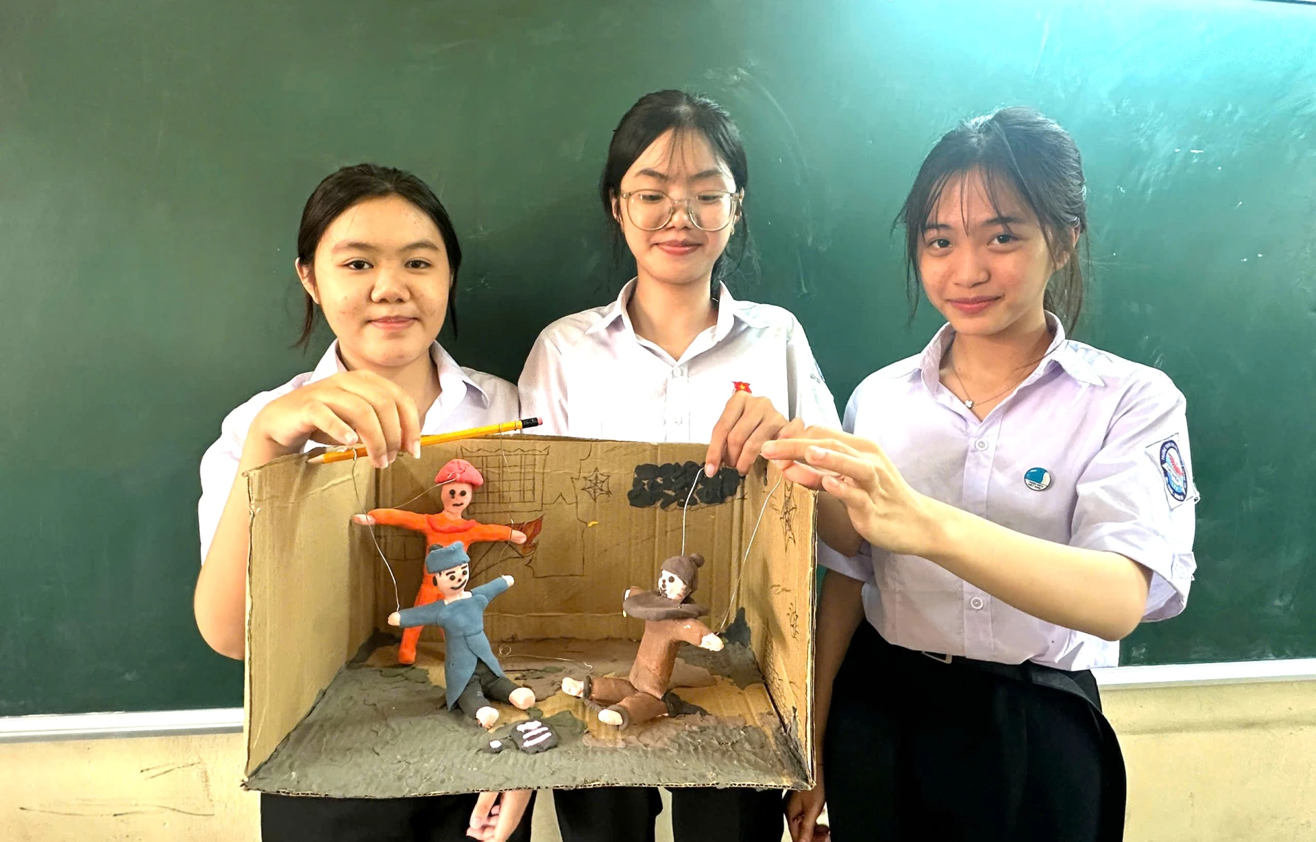 Mô hình múa rối cạn minh họa các nhân vật trong “ Chữ người tử tù” của học sinh lớp 10C4.