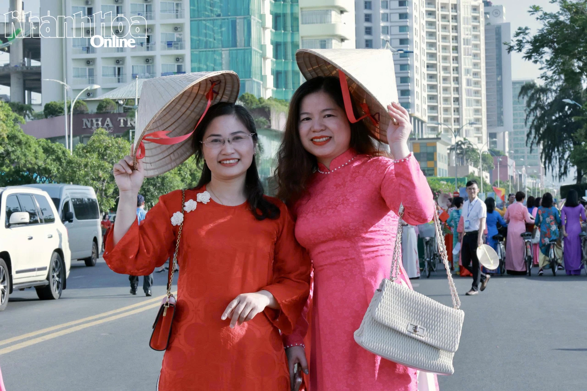 Các đại biểu nữ chụp hình lưu niệm tại chương trình.
