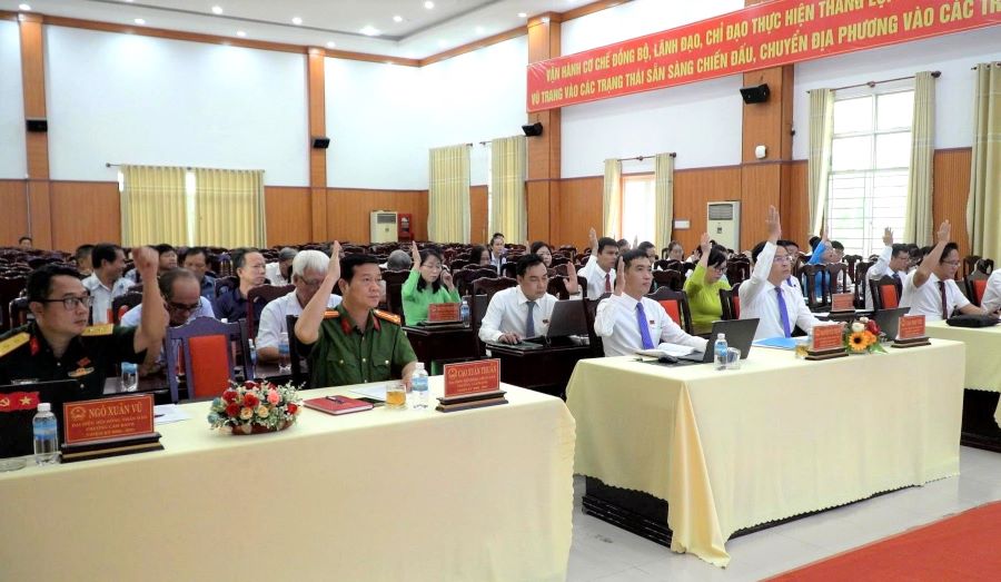Các đại biểu biểu quyết thông qua nghị quyết.