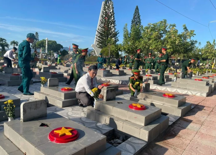 Phường Cam Ranh dâng hương tưởng niệm các anh hùng liệt sĩ 