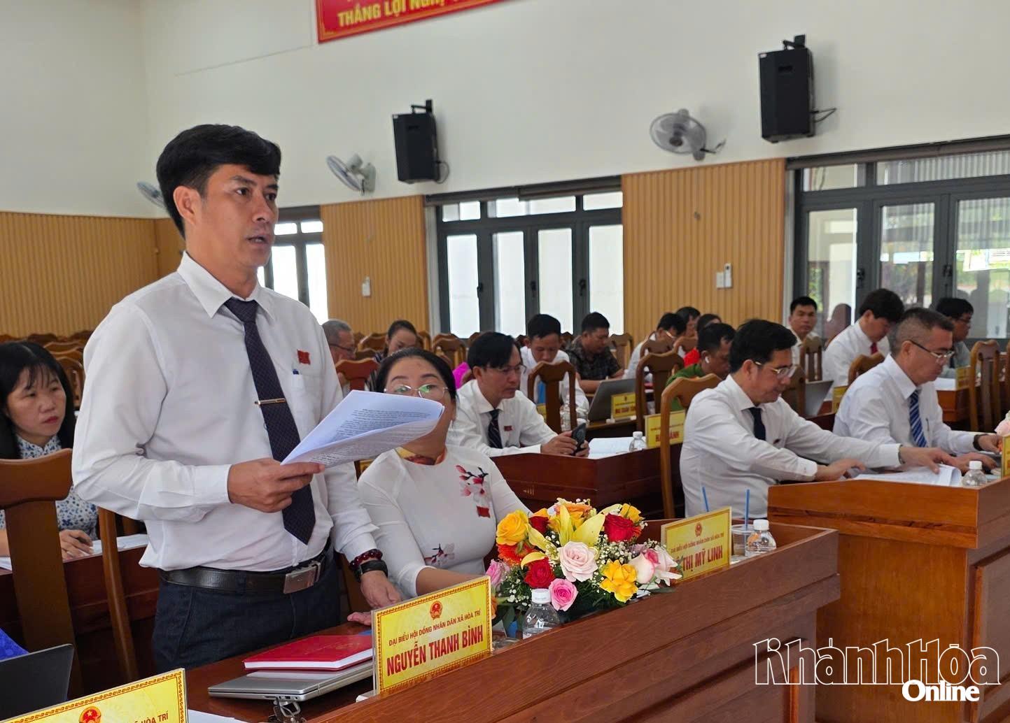 Đại biểu HĐND xã chất vấn tại kỳ họp.