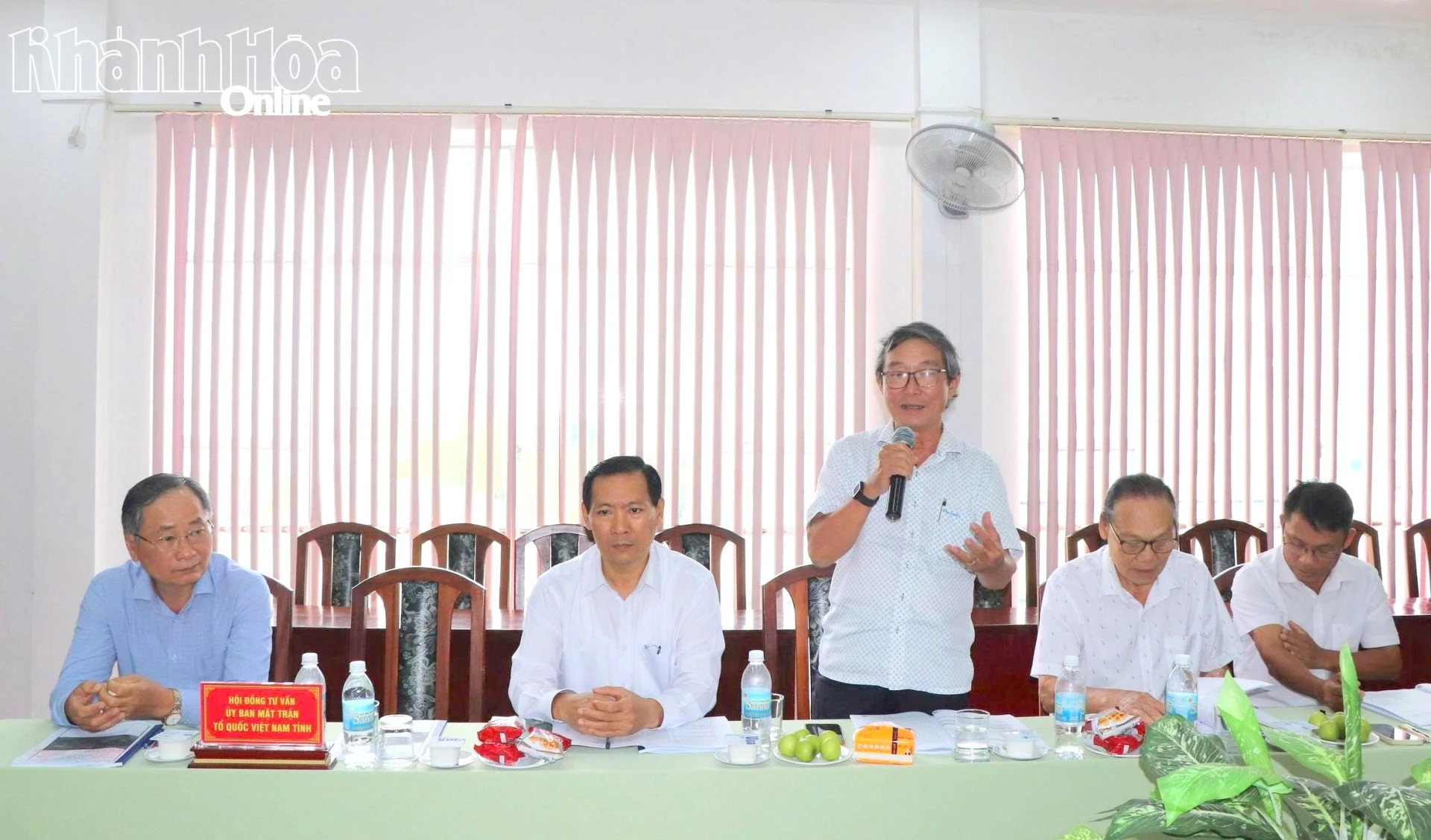 Đại biểu góp ý tại hội nghị.