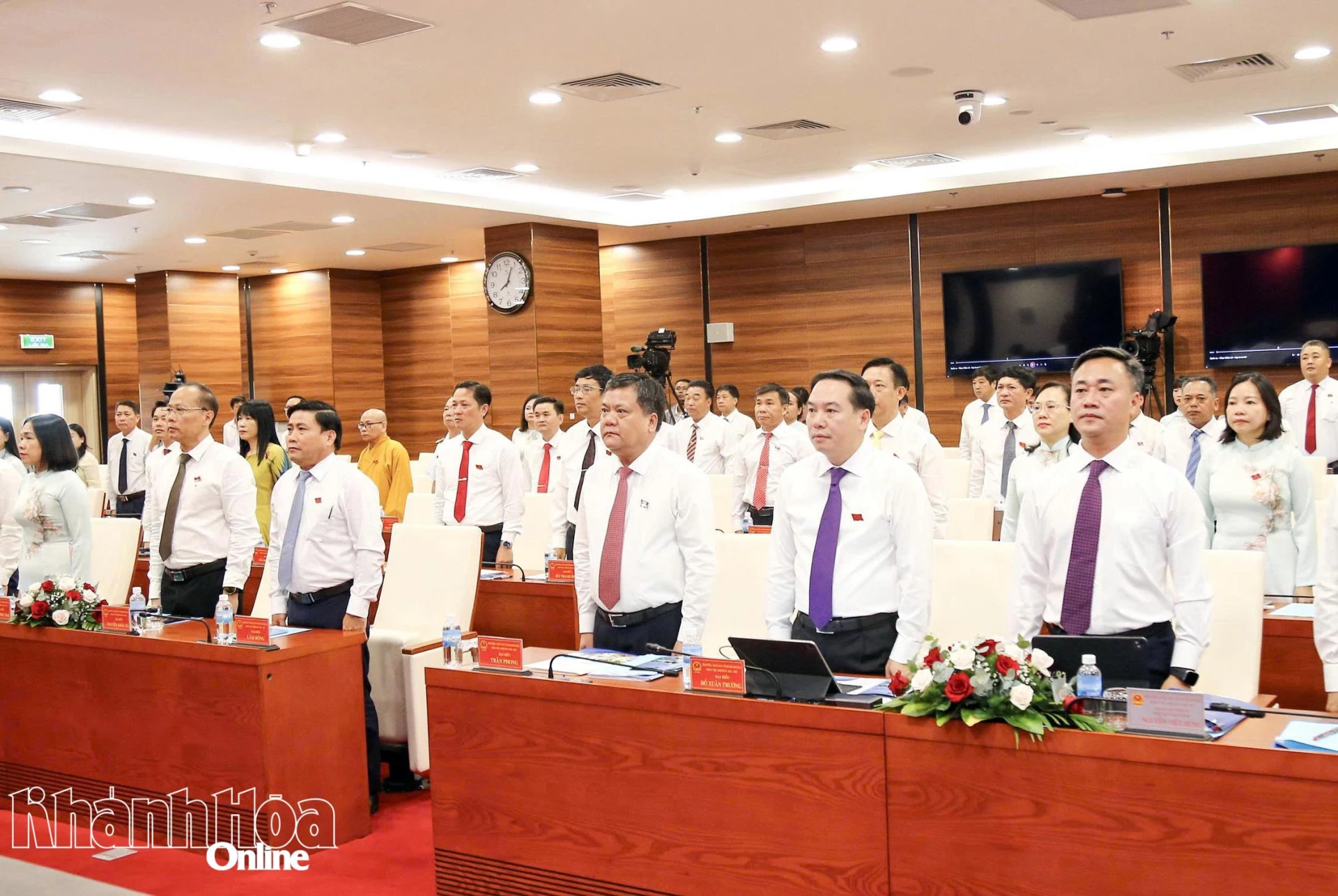 Các đồng chí lãnh đạo tỉnh, các đại biểu thực hiện nghi lễ chào cờ khai mạc kỳ họp.