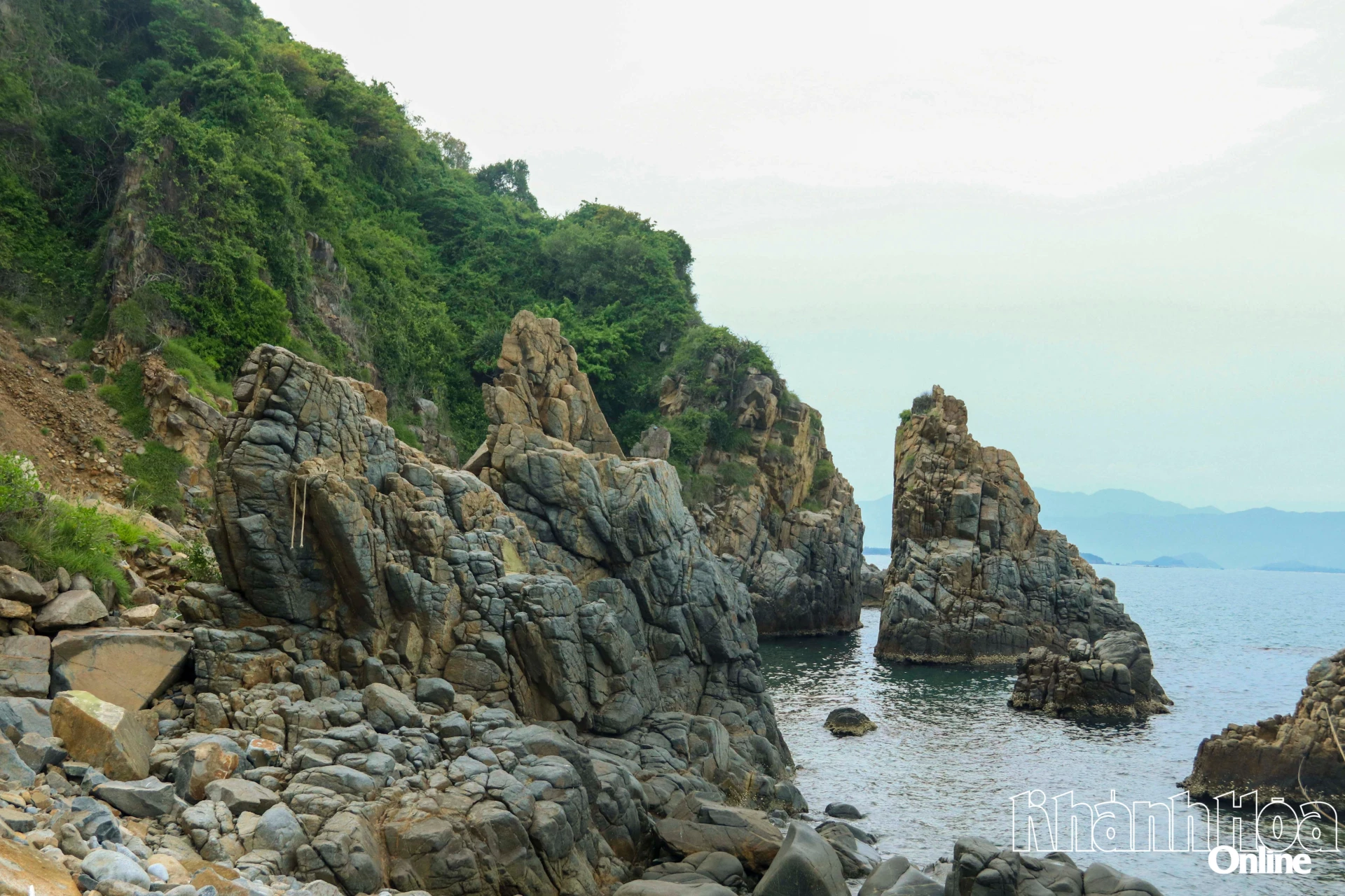 Bình yên nơi sóng chạm vào đá
