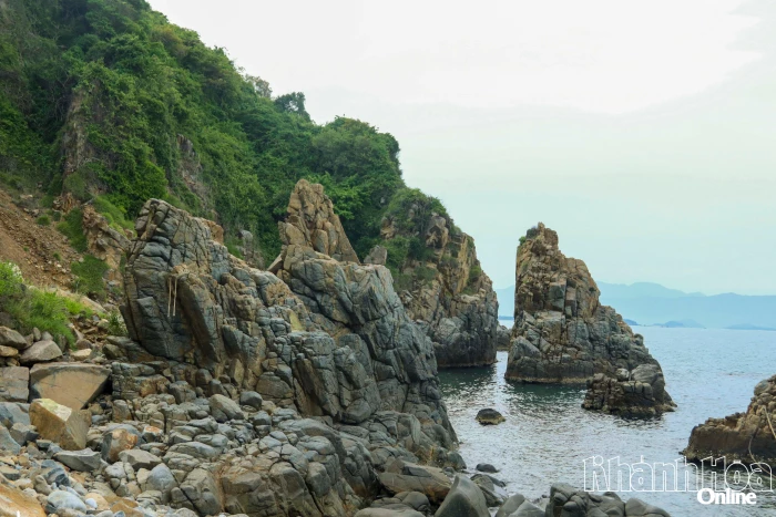 Bình yên nơi sóng chạm vào đá