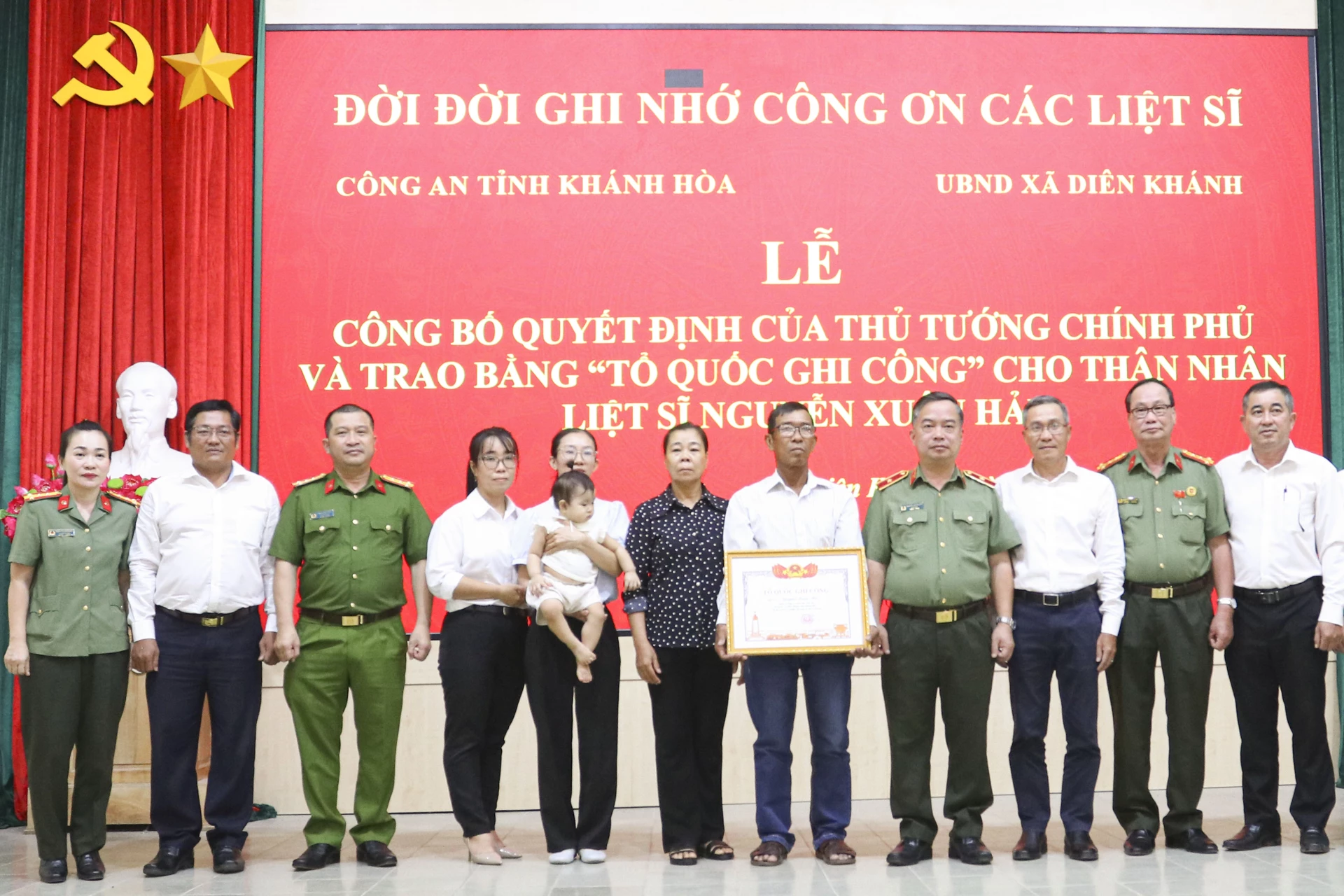 Trao Bằng “Tổ quốc ghi công” cho thân nhân liệt sĩ Nguyễn Xuân Hải