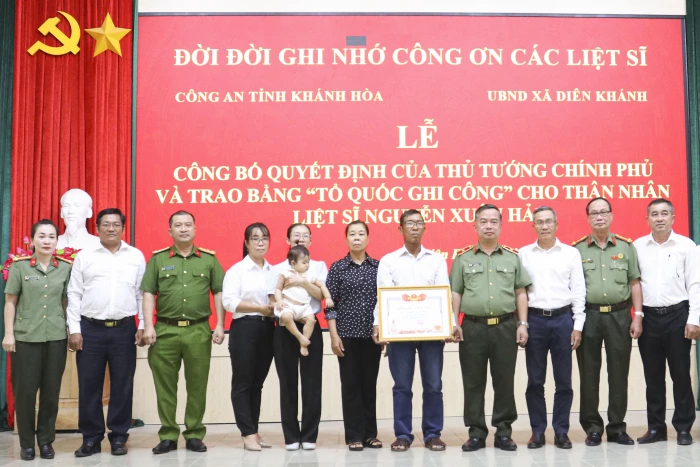 Trao Bằng “Tổ quốc ghi công” cho thân nhân liệt sĩ Nguyễn Xuân Hải