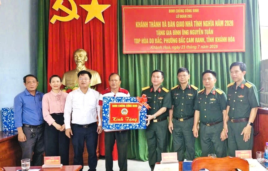 Đại diện các đơn vị trao quà cho gia đình ông Nguyễn Tuân.