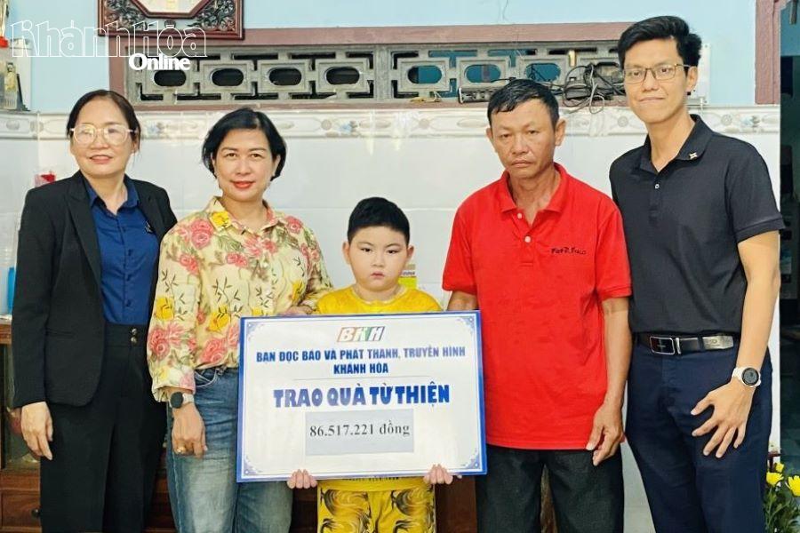 Đại diện các đơn vị trao tiền ủng hộ cho gia đình cháu Nguyễn Quốc Huy.