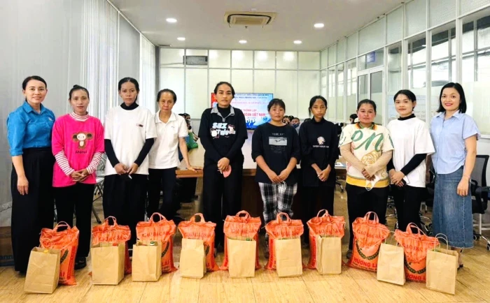 Công đoàn phường Bắc Cam Ranh trao quà cho đoàn viên khó khăn