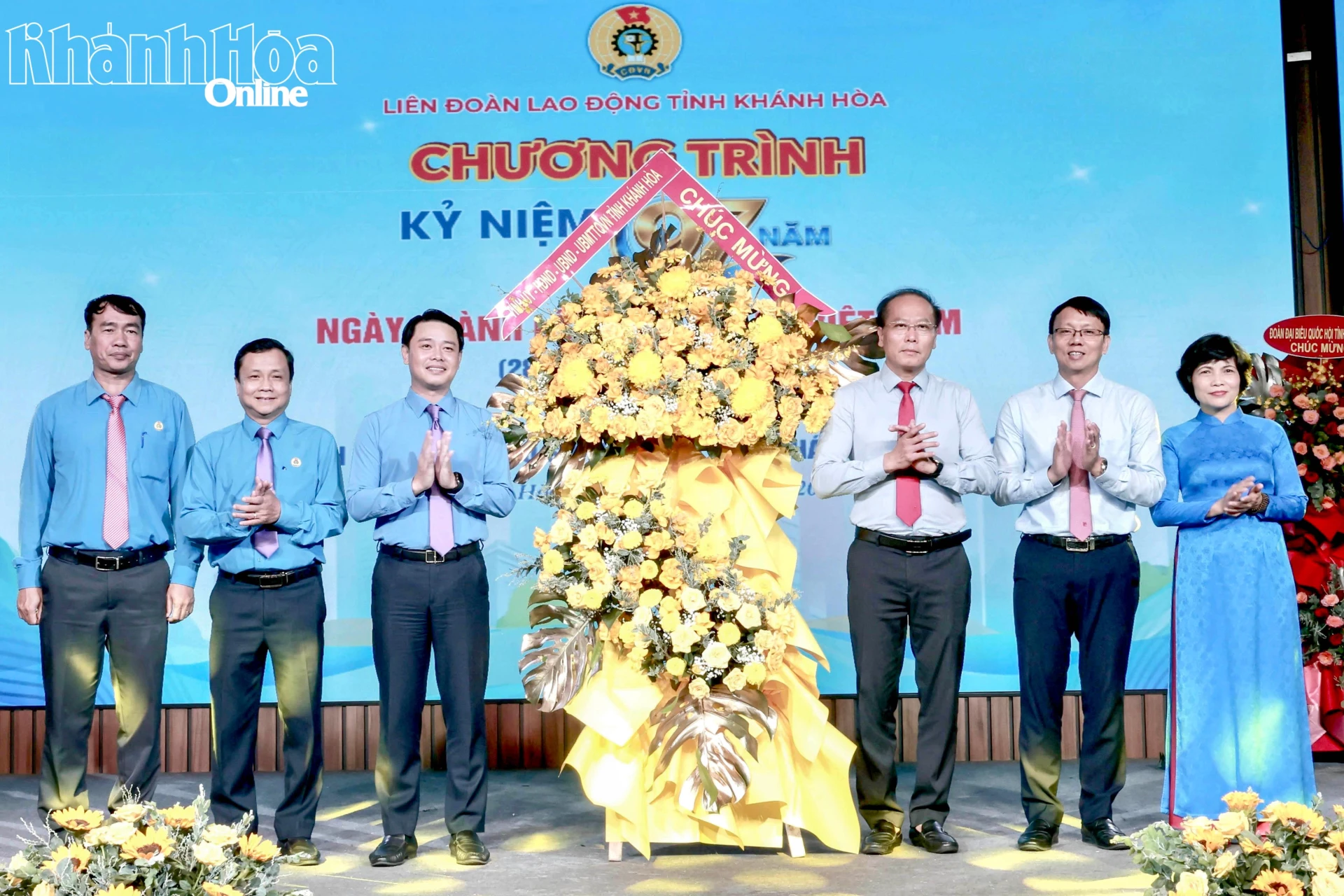 Các đồng chí: Nguyễn Khắc Hà; Nguyễn Thanh Hà tặng hoa chúc mừng Liên đoàn Lao động tỉnh.