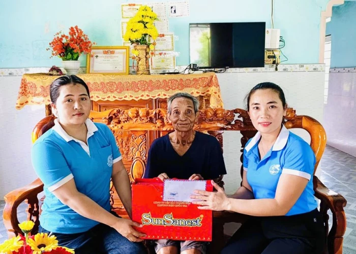 Hội Liên hiệp Phụ nữ xã Nam Cam Ranh thăm, tặng quà tri ân người có công với cách mạng