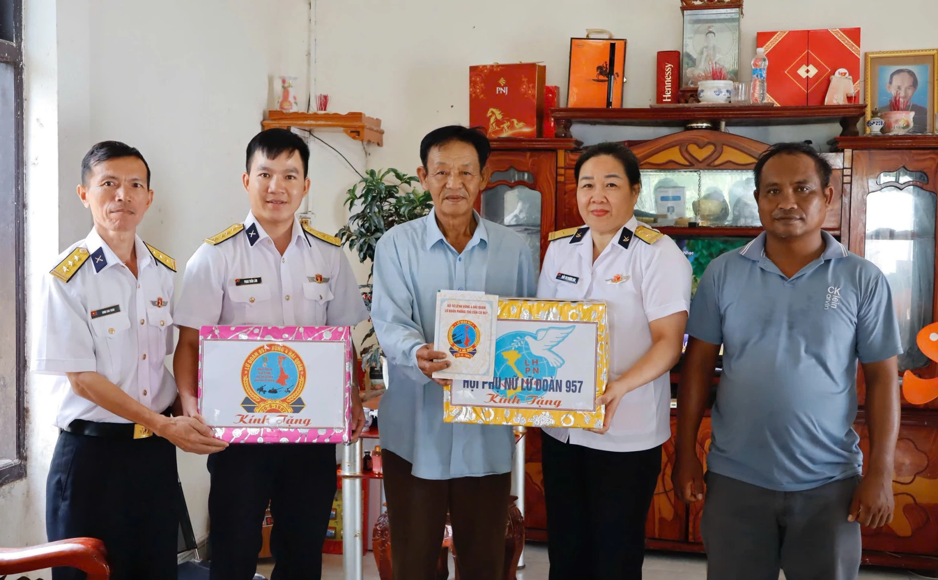 Đại diện Lữ đoàn 957 và Hội phụ nữ lữ đoàn tặng quà cho ông Nguyễn Tấn Minh.